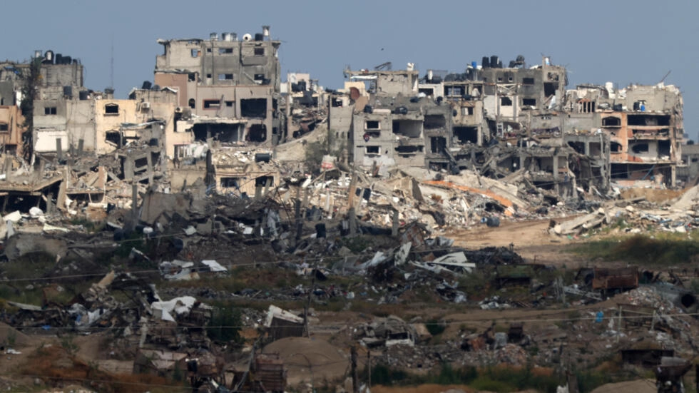 Photo prise le 10 avril 2024 depuis Israël et montrant des immeubles détruits dans le sud de la bande de Gaza. © Jack Guez, AFP
